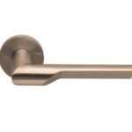 Enkele deurkruk RIVIO by Gensler GL101-G op rozet rechts pvd licht brons