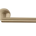 Enkele deurklink rechts BASICS LBII-19 op ronde rozet PVD licht brons