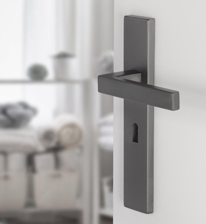 Differnz deurklink Tilburg op rechthoekig schild SL56 gunmetal - Afbeelding 4