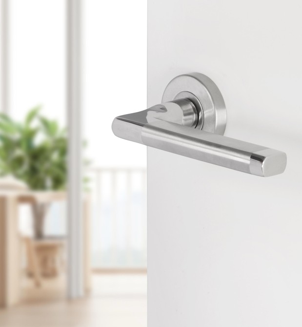 Differnz deurklink Den Haag op rond rozet mat chroom-glans chroom