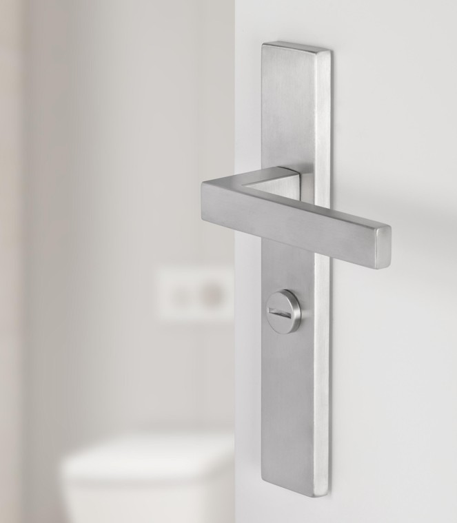 Differnz deurklink Tilburg op rechthoekig schild WC63/8 mat chroom - Afbeelding 4