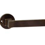 Deurklink Jolie Anvil op rond rozet antiek brons