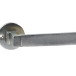 Deurklink Jolie Anvil op rond rozet oud zilver