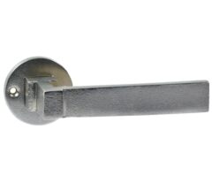 Deurklink Jolie Anvil op rond rozet oud zilver